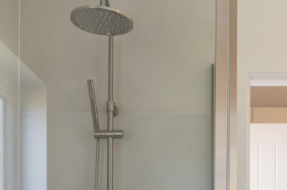 A shower at Lakefront Lodge, Cotswolds