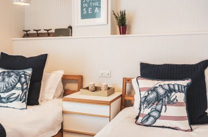 A twin bedroom at 5 The Quay, Devon