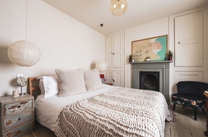 A double bedroom at 5 The Quay, Devon