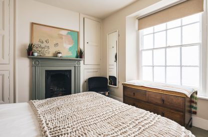 A double bedroom at 5 The Quay, Devon