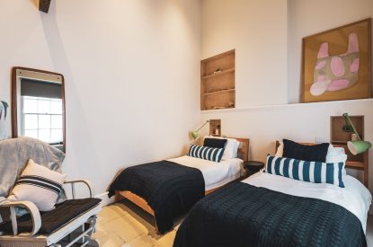 A twin bedroom at 5 The Quay, Devon