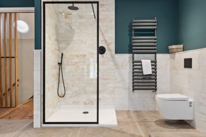 A bathroom at Teacher's Cottage, Gower