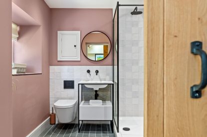 A bathroom at Teacher's Cottage, Gower