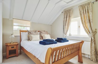 A double bedroom with an en-suite at Osborne Lodge, Herefordshire
