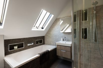 A large bathroom with a bath at Brightwaters Stables, Hampshire