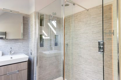 A bathroom at Brightwaters Stables, Hampshire
