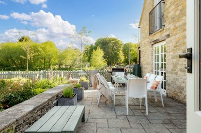 Outdoor dining at Meadow Cottage, Cotswolds