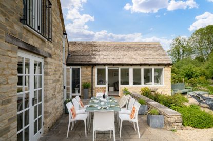 Outdoor dining area at Meadow Cottage, Cotswolds