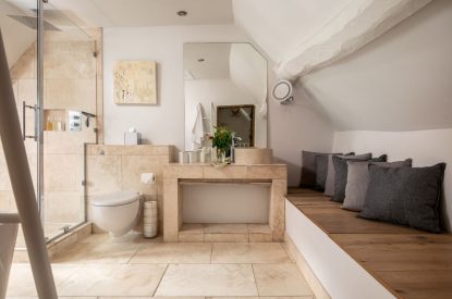 A bathroom at Meadow Cottage, Cotswolds