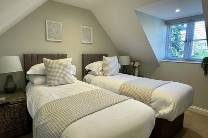 A twin bedroom at Bay Tree Cottage, Cotswolds