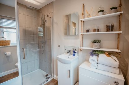A bathroom at Bay Tree Cottage, Cotswolds
