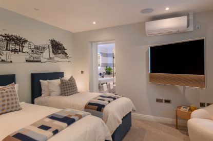 A twin bedroom at Ocean Eyes, Devon