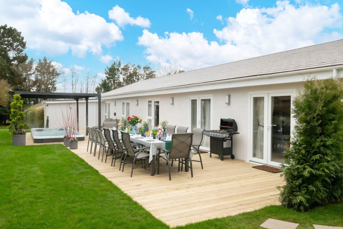 Outdoor dining at Sunset Retreat, Kent