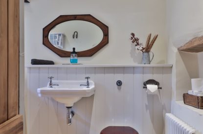 A bathroom at Fox Cottage, Cotswolds