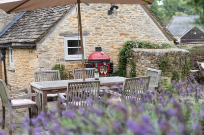 Outdoor dining at Fox Cottage, Cotswolds