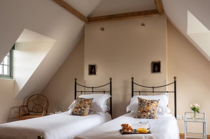 A twin bedroom at Greenhow Cottage, Kingham, Cotswolds