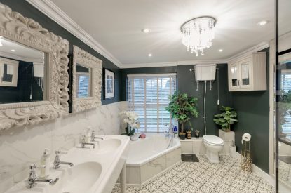 A bathroom at Wye Valley Manor, Ross on Wye