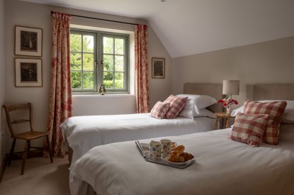 A twin bedroom at Cotswold Retreat, Cotswolds