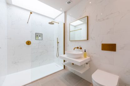 Walk in shower at Skylark, Bradworthy, Devon