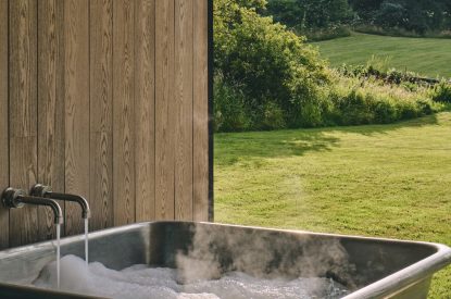 The jacuzzi bath at Hygge Hideaway, Somerset
