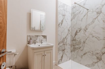 An en-suite bathroom at Galileo, Shropshire