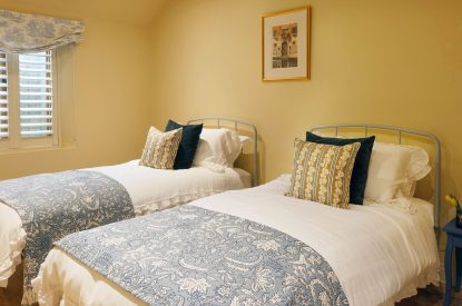 A twin bedroom at Lemon Tree Cottage, Cotswolds