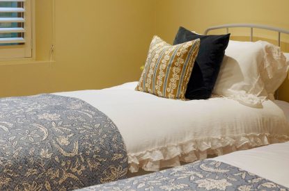 A twin bedroom at Lemon Tree Cottage, Cotswolds