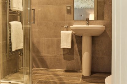 An en suite bathroom at Caspian House, Northumberland