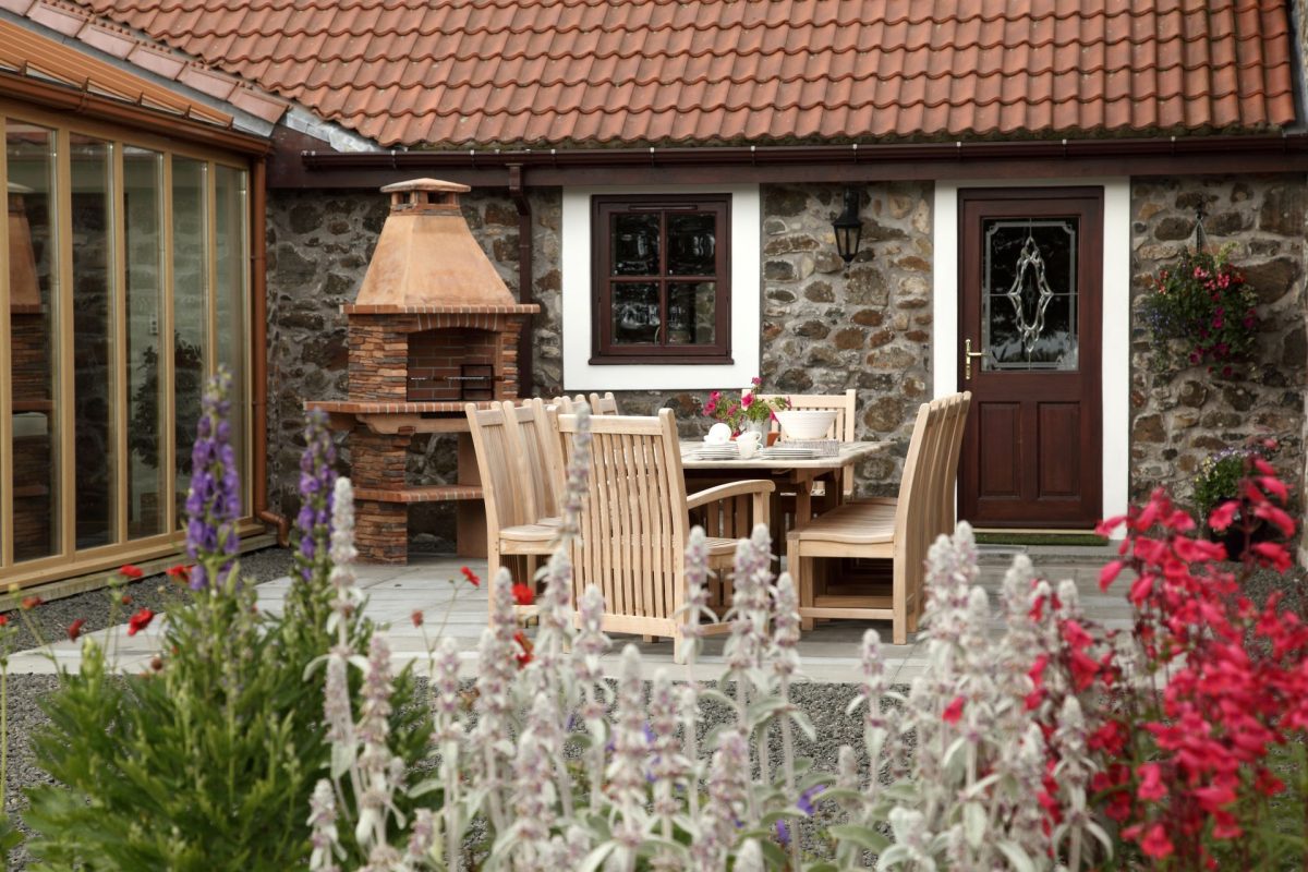 Outdoor dining at The Clans, Fife