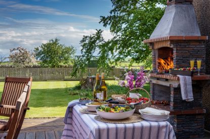 Outdoor dining at The Clans, Fife