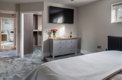 A super king size bedroom at The Annex at Runninghill, Peak District