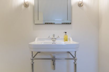 En-suite bathroom at Hawthorn Farmhouse, Somerset