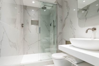 An en-suite bathroom at Skippers Retreat, Hamble