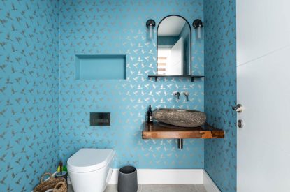 An en-suite bathroom at Skippers Retreat, Hamble