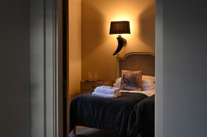 A twin bedroom at The Aulde Byre, Perthshire 