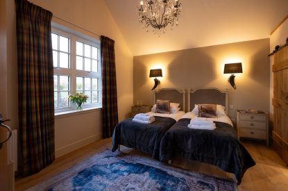 A twin bedroom at The Aulde Byre, Perthshire 