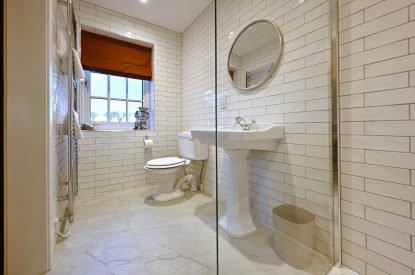 A bathroom at The Aulde Byre, Perthshire 