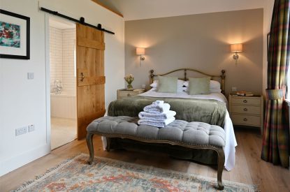 A king sized bedroom at The Aulde Byre, Perthshire 
