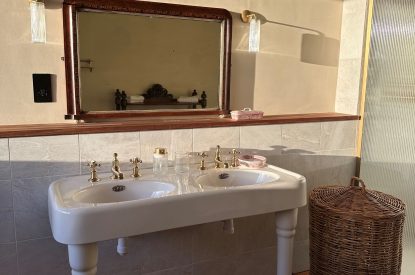 A bathroom at Plas Glan Menai, Anglesey