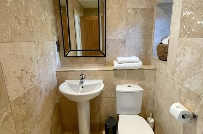 A bathroom at Acacia Cottage, Hampshire