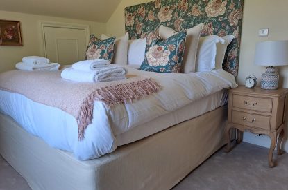 A double bedroom at Evergreen Cottage, Hampshire