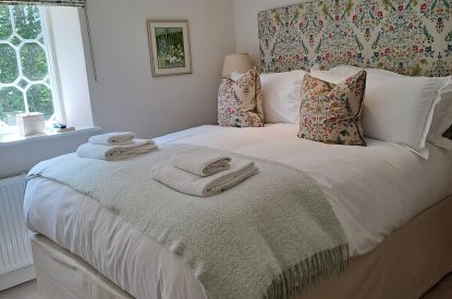 A double bedroom at Evergreen Cottage, Hampshire