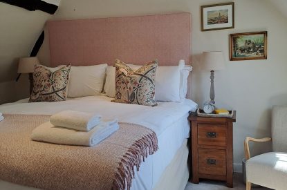 A double bedroom at Evergreen Cottage, Hampshire
