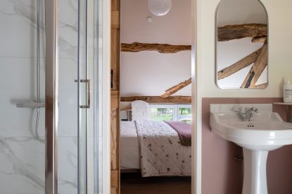 An en-suite bathroom at Swn y Nant, Wrexham