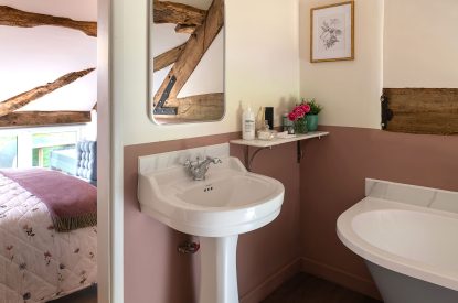 A bathroom at Swn y Nant, Wrexham