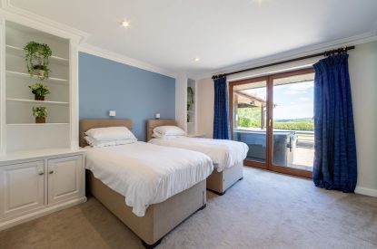 A bedroom at Shepherd's Lakeview, Somerset