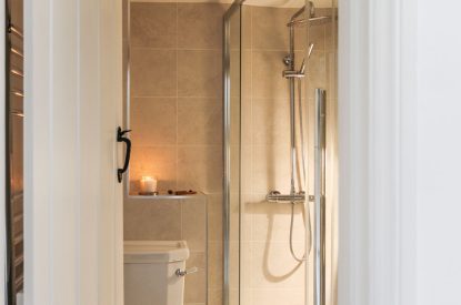 A bathroom at Heartview Cottage, Cotswolds