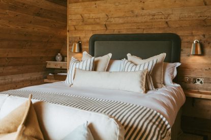 The king size bed at Lavender Pyggy, Hampshire