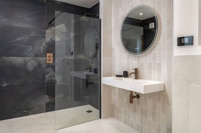 A shower room at Kingfisher Forge, Shropshire