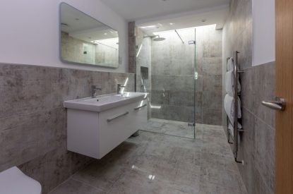 A shower room at Aurora Skies, Cornwall